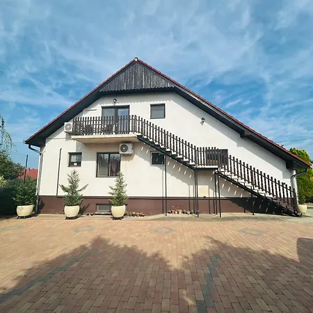 Tennis House With Balcony شقة Ordacsehi